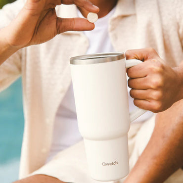 Copo Térmico Areia 900ml Qwetch — travel cup que mantém temperatura