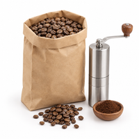 Café em grão num saco kraft aberto com moinho de café