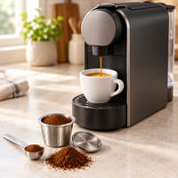 Café moído com cápsula reutilizável e máquina a tirar espresso
